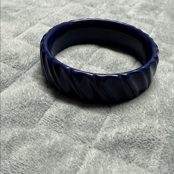 Vintage Plastic Bangle Bracelet, Navy Blue, Wrinkle, Wavy Texture, Retro, Boho - Picture 4 of 6